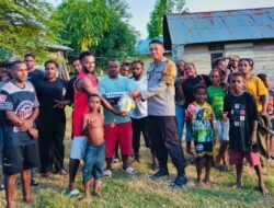Bhabinkamtibmas Serahkan Bantuan Alat Olahraga kepada Pemuda di Lokasi Binaannya