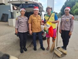 Aksi Nyata Kepedulian Natal, Polda Papua Bagikan Bingkisan untuk Petugas Kebersihan