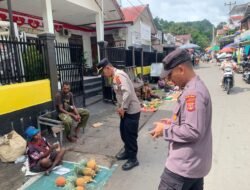Polri Hadir di Tengah Aktivitas Pasar, Personel Operasi Lilin Cartenz 2025 Sambang Pasar Pagi Paldam