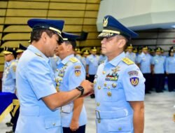 “Prajurit TNI AU dan Warga Bahu Membahu Bersihkan Lumpur Pascabanjir di Tabing Banda Gadang”