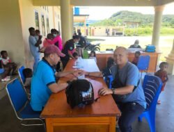 Bhayangkari Polres Mamberamo Tengah Bersinergi dengan Puskesmas Kobakma Gelar Posyandu dan Pemeriksaan Kesehatan