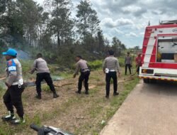 Semak Belukar Terbakar Dekat Permukiman Warga, Personel Polres Mappi Bersama BPBD Bahu Membahu Padamkan Api