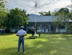 Kasat Binmas Polres Jayapura Pimpin Upacara Bendera di SMK 5 Penerbangan Waibu