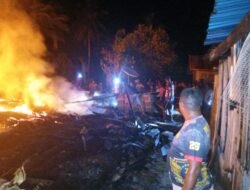 Respons cepat Polsek Karas bersama Koramil dan warga padamkan kebakaran di Kampung Malakuli