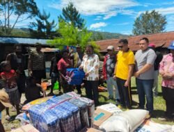 Polres Tolikara Kawal Penyaluran Sembako untuk Pengungsi Kebakaran Giling Batu–Kogome Karubaga