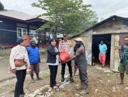 Sat Binmas Polres Tolikara Dampingi Dinas Sosial Salurkan Bantuan Pangan untuk Korban Kebakaran di Karubaga