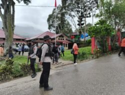 Polres Tolikara Kawal dan Amankan Kunjungan Peduli Kasih TP-PKK Papua Pegunungan untuk Korban Kebakaran