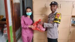 Bhabinkamtibmas Polres Tolikara Dampingi IBI Cabang Tolikara Salurkan Bantuan Sembako untuk Bidan Korban Kebakaran