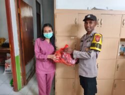Bhabinkamtibmas Polres Tolikara Dampingi IBI Cabang Tolikara Salurkan Bantuan Sembako untuk Bidan Korban Kebakaran