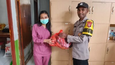 Bhabinkamtibmas Polres Tolikara Dampingi IBI Cabang Tolikara Salurkan Bantuan Sembako untuk Bidan Korban Kebakaran