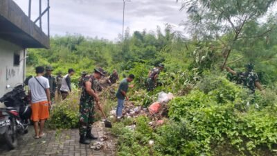 Cegah Penyebaran Penyakit, Koramil 01/Bitung dan Warga Pateten Satu Lakukan Karya Bakti