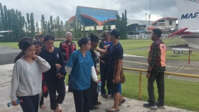 Dari Pedalaman Koroway ke Sentani, Polri Amankan Kedatangan Tenaga Pendidik dan Medis