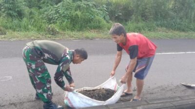 Wujud Nyata Pengabdian TNI, Koramil 04/Dimembe Gotong-Royong Bersama Masyarakat Bersihkan Jalan Utama