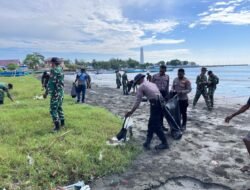 Wujudkan Gerakan Indonesia Asri, Sinergi TNI-Polri dan Pemda Sarmi Gelar Aksi Bersih Pantai Kali Bagre