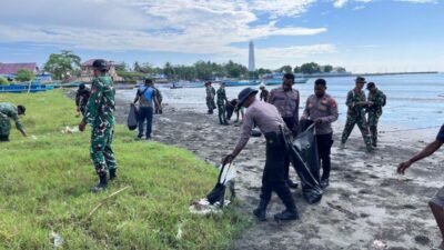 Wujudkan Gerakan Indonesia Asri, Sinergi TNI-Polri dan Pemda Sarmi Gelar Aksi Bersih Pantai Kali Bagre