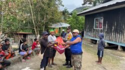 Polres Tolikara dan Dinsos Salurkan Bantuan Sembako bagi Korban Kebakaran di Karubaga