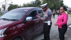 Sentuhan Cinta di Hari ke-14 Ops Cartenz 2025, Sat Lantas Sarmi Bagikan Bunga untuk Pengendara