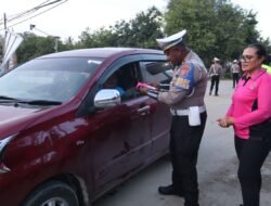 Sentuhan Cinta di Hari ke-14 Ops Cartenz 2025, Sat Lantas Sarmi Bagikan Bunga untuk Pengendara