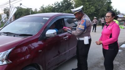 Sentuhan Cinta di Hari ke-14 Ops Cartenz 2025, Sat Lantas Sarmi Bagikan Bunga untuk Pengendara