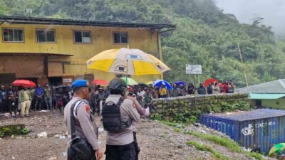 Sentuhan Cinta di Hari ke-14 Ops Cartenz 2025, Sat Lantas Sarmi Bagikan Bunga untuk Pengendara