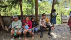 Polri Hadir di Saat Duka, Sat Binmas Polres Tolikara Berikan Dukungan Moral dan Bantuan kepada Warga Berduka