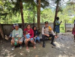 Polri Hadir di Saat Duka, Sat Binmas Polres Tolikara Berikan Dukungan Moral dan Bantuan kepada Warga Berduka