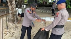 Ditpolairud Polda Papua Barat Bersama Komunitas dan Warga Gelar Aksi Bersih Pantai Pasir Putih