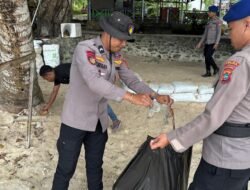 Ditpolairud Polda Papua Barat Bersama Komunitas dan Warga Gelar Aksi Bersih Pantai Pasir Putih