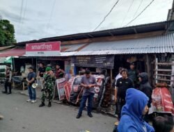 Kembalikan Fungsi Jalan dan Trotoar, Aparat Gabungan TNI, Polri dan Satpol PP Tertibkan Pasar Girian