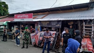 Kembalikan Fungsi Jalan dan Trotoar, Aparat Gabungan TNI, Polri dan Satpol PP Tertibkan Pasar Girian