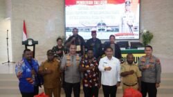 Kunjungan Kerja Kapolda Papua Barat Sekaligus Berikan Tali Asih Kepada Pengungsi Distrik Moskona