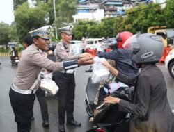 Berbagi Berkah Ramadan, Wakapolda Papua Bersama Ditlantas Bagikan 250 Takjil Gratis untuk Pengguna Jalan