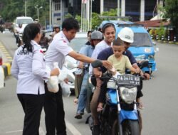 Bidlabfor Polda Papua Bagikan 300 Takjil di Taman Imbi, Wujud Kepedulian di Bulan Ramadhan 1447 H