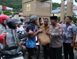 Tebar Berkah Ramadhan, Kapolda Papua dan Dir Reskrimum Turun Langsung Bagikan Takjil kepada Warga Jayapura