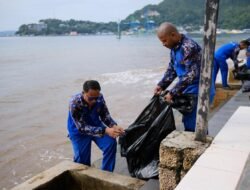 Wujud Kepedulian Lingkungan, Ditpolairud Polda Papua Bersihkan Pantai Dok II Dukung Gerakan ASRI