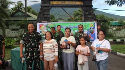 Wujud Kepedulian dan Kebersamaan di Bulan Ramadhan, Dandim 1310/Bitung bersama Anggota dan Persit Kodim 1310/Bitung Berbagi Takjil di Depan Makodim