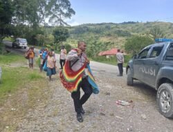 Sat Binmas Polres Tolikara Dampingi Aktivitas Mama-Mama Papua ke Pasar, Perkuat Kehadiran Polri di Tengah Masyarakat
