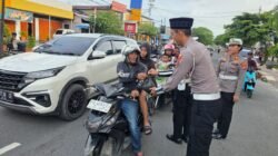 Satlantas Polres Biak Numfor Tebar Kepedulian Ramadhan, Bagikan Takjil dan Edukasi Tertib Lalu Lintas