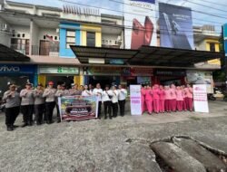 Polwan Polda Papua Barat Dan Polresta Manokwari Gelar Aksi Sosial Berbagi Takjil di Bulan Suci Ramadan