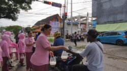 Polresta Manokwari Dan Bhayangkari Cabang Kota Manokwari Bagikan Ratusan Takjil di Perempatan Makalow