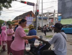 Polresta Manokwari Dan Bhayangkari Cabang Kota Manokwari Bagikan Ratusan Takjil di Perempatan Makalow