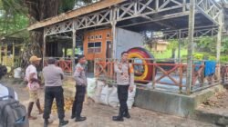 Personel Ditpamobvit Polda Papua Barat Tinjau Lokasi bangunan Pos Pam Pariwisata di Pantai Pasir Putih