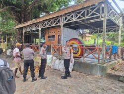 Personel Ditpamobvit Polda Papua Barat Tinjau Lokasi bangunan Pos Pam Pariwisata di Pantai Pasir Putih