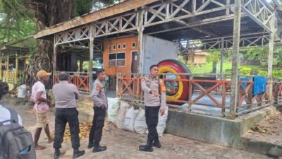 Personel Ditpamobvit Polda Papua Barat Tinjau Lokasi bangunan Pos Pam Pariwisata di Pantai Pasir Putih