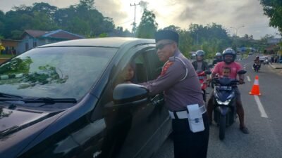 Berbagi Berkah Ramadan 1447 H, Satlantas Polres Supiori Tebar Ratusan Takjil dan Edukasi Tertib Lalu Lintas