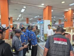Pemda dan Polres Jayawijaya Sidak Harga Sembako dan Barang Kedaluwarsa di Wamena