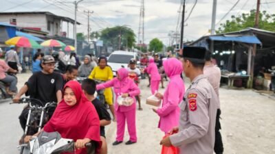 Ramadan Penuh Berkah, Polsek Muara Tami dan Bhayangkari Berbagi 400 Paket Takjil untuk Warga Koya Barat