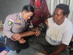 Personel Satgas Keladi Sagu Ops Rasaka Cartenz 2026 Berikan Pelayanan Kesehatan kepada Warga di Wamena