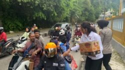 Sapa Warga dengan Senyum, Polwan Polres Fakfak Tebar Kebaikan Lewat Bagi-Bagi Takjil