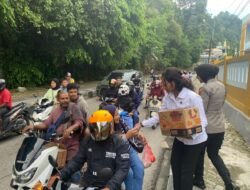Sapa Warga dengan Senyum, Polwan Polres Fakfak Tebar Kebaikan Lewat Bagi-Bagi Takjil